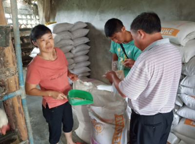 貴定縣開展養(yǎng)殖環(huán)節(jié)重大風險排查及飼料抽檢工作，保障畜牧漁業(yè)飼料銷售安全